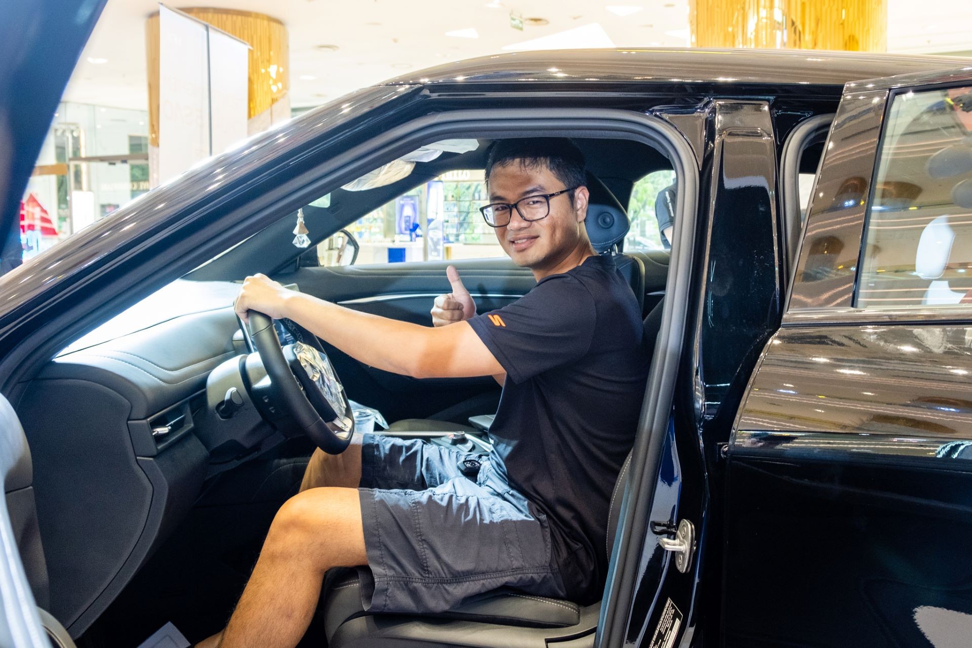 Trải nghiệm VF 7, VF 8, VF 9, người dân TP.HCM nhận định: ‘Lái xe điện thích hơn xe xăng dầu’ ảnh 2