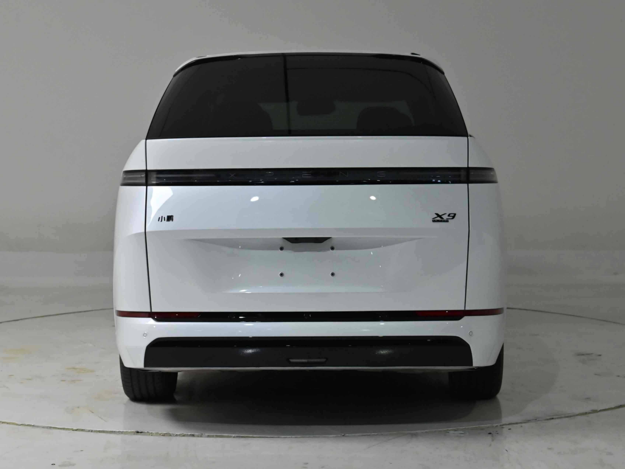 2doi-thu-toyota-alphard-lo-dien-mpv-dien-thong-minh-nhat-so-huu-tri-tue-nhan-tao-manh-me-1762852239.png