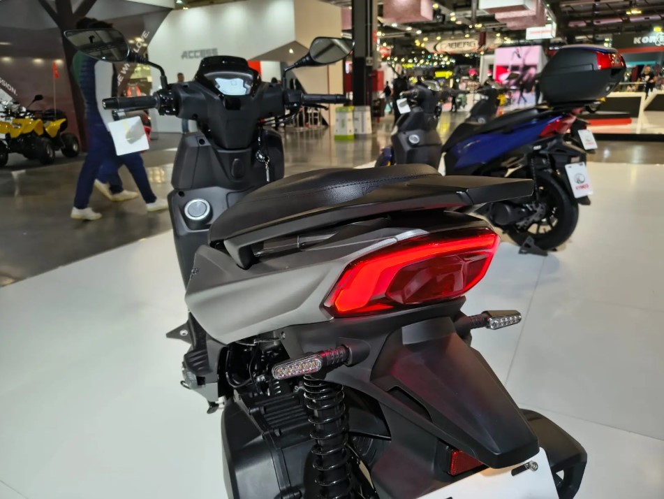 ‘Kẻ ngáng đường Honda SH Mode’ chính thức ra mắt: Thiết kế 'đẹp miễn chê', trang bị át vía Air Blade ảnh 4