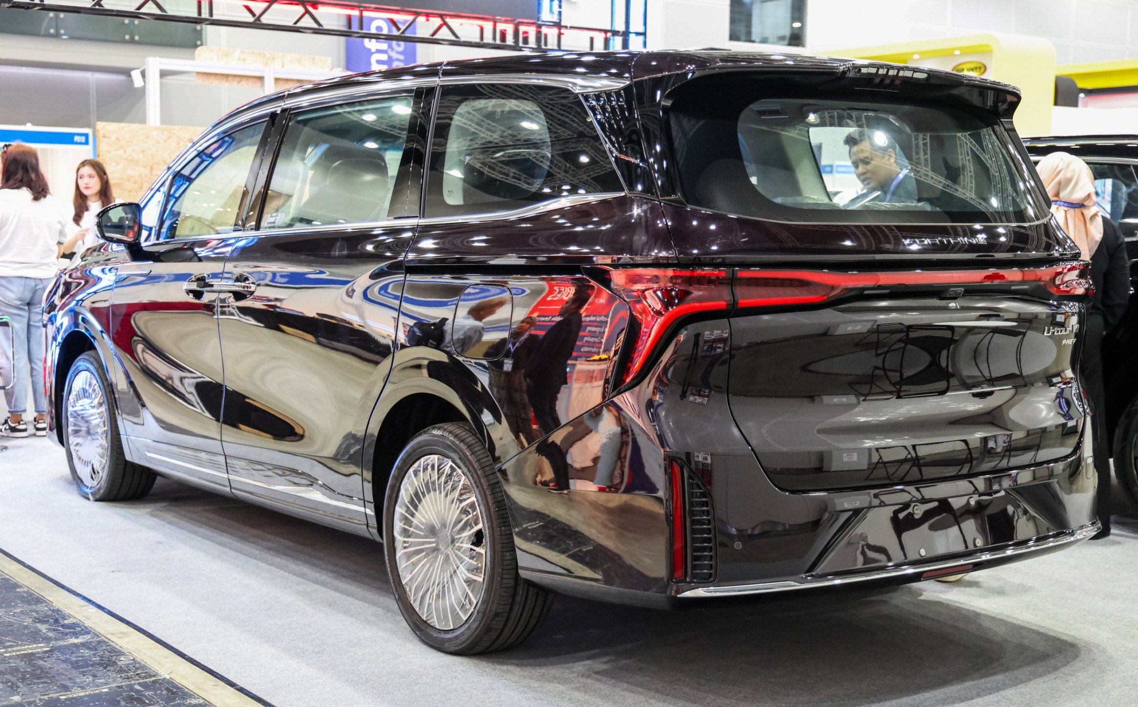 2mpv-7-cho-hybrid-moi-de-net-toyota-alphard-xe-gia-dinh-voi-thiet-ke-sang-chanh-hien-dai-1763022009.jpg