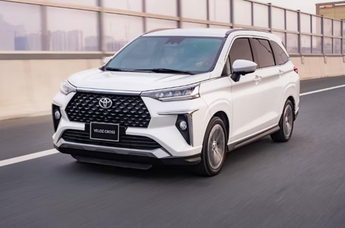 2toyota-veloz-cross-giam-sau-75-trieu-dong-trong-thang-11-ap-dao-phan-khuc-mpv-7-cho-co-nho-1763542349.jpg