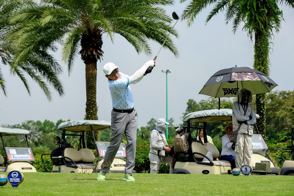 hon-200-golfer-tham-gia-giai-golf-mung-ngay-nha-giao-viet-nam-1-1763557074.jpg