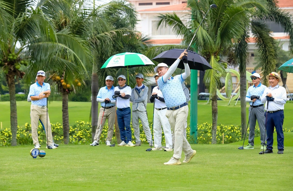hon-200-golfer-tham-gia-giai-golf-mung-ngay-nha-giao-viet-nam-1763557074.jpg