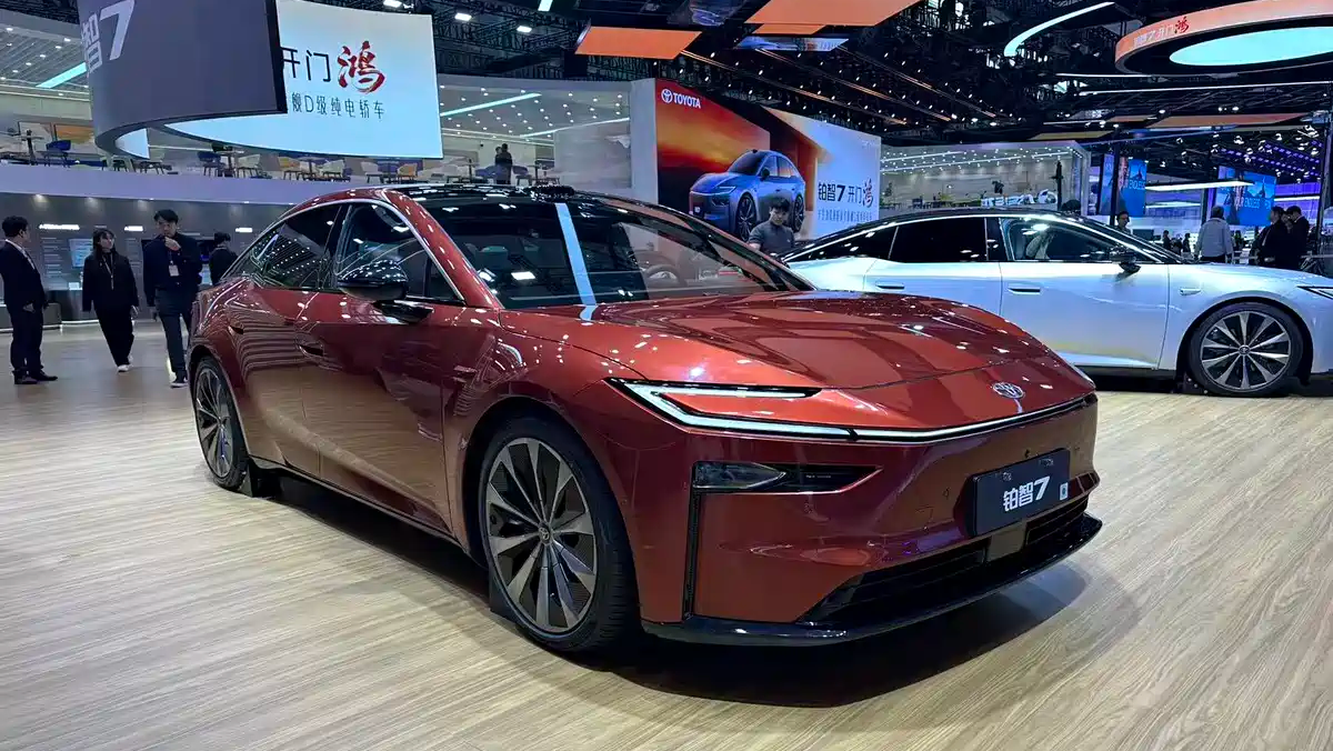 1sedan-dien-moi-nha-toyota-tham-vong-lat-do-tesla-dan-anh-cua-camry-chinh-thuc-lo-dien-1763697567.png