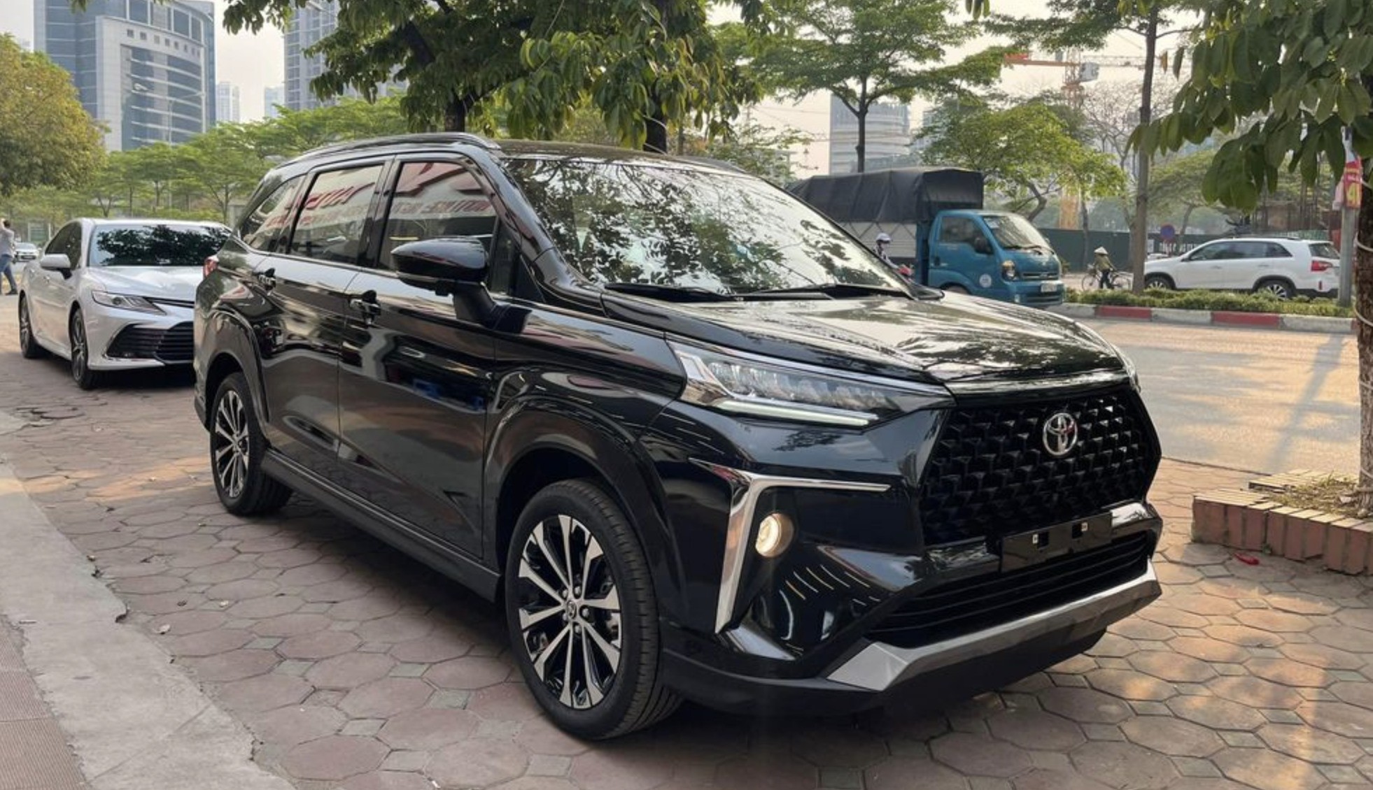 3toyota-veloz-cross-hybrid-chot-ngay-ra-mat-gia-471-trieu-dong-so-ke-cung-mitsubishi-xpander-1763695659.jpg
