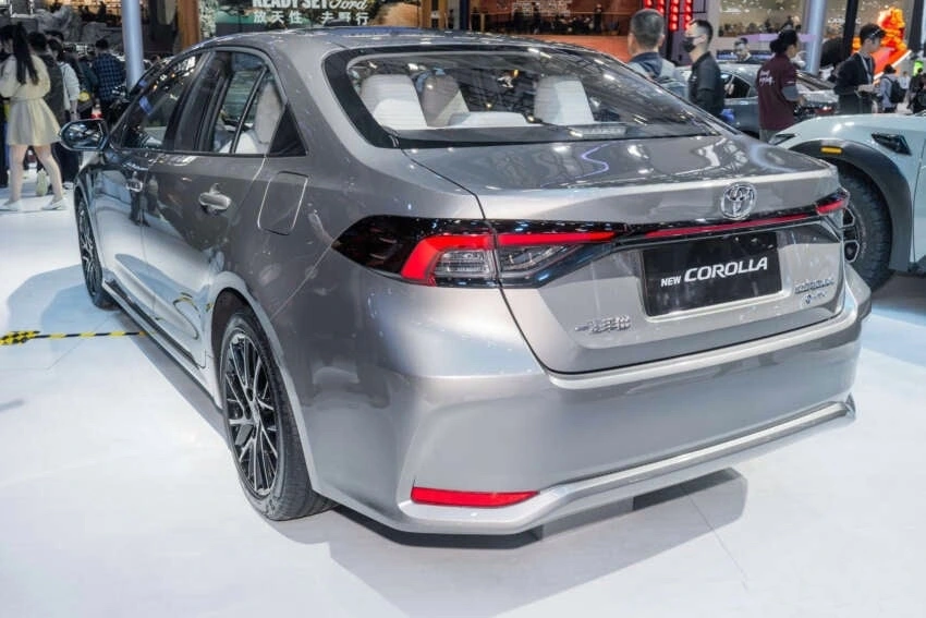 2toyota-corolla-2026-nang-cap-thiet-ke-moi-tao-bao-noi-that-hien-dai-ban-hybrid-sieu-tiet-kiem-1763950306.jpg