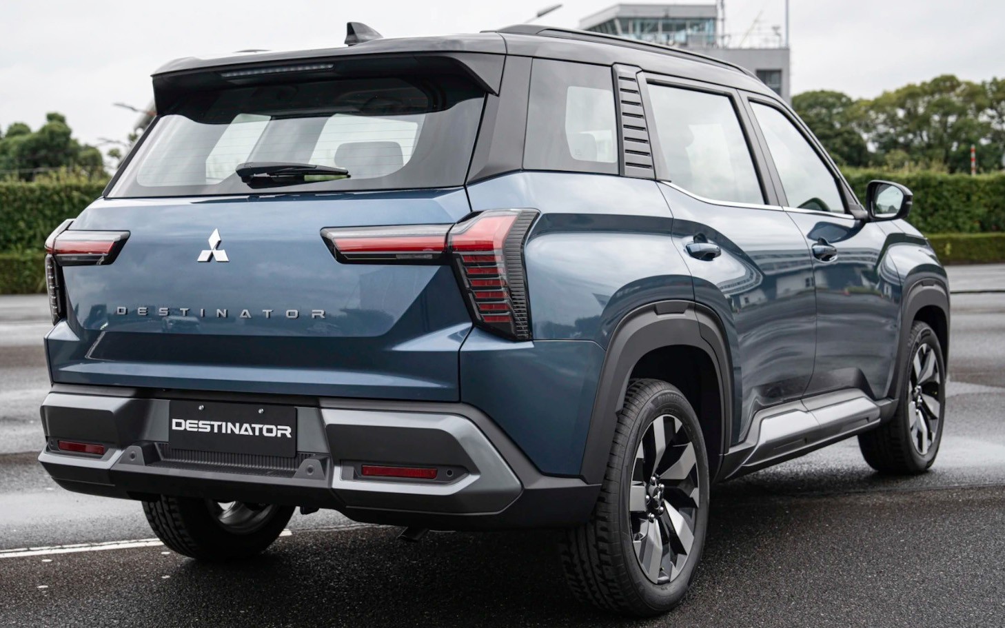 ro-ri-ve-trang-bi-cua-hai-ban-mitsubishi-destinator-ve-viet-nam-gia-re-gay-sot5-1763979714.jpg