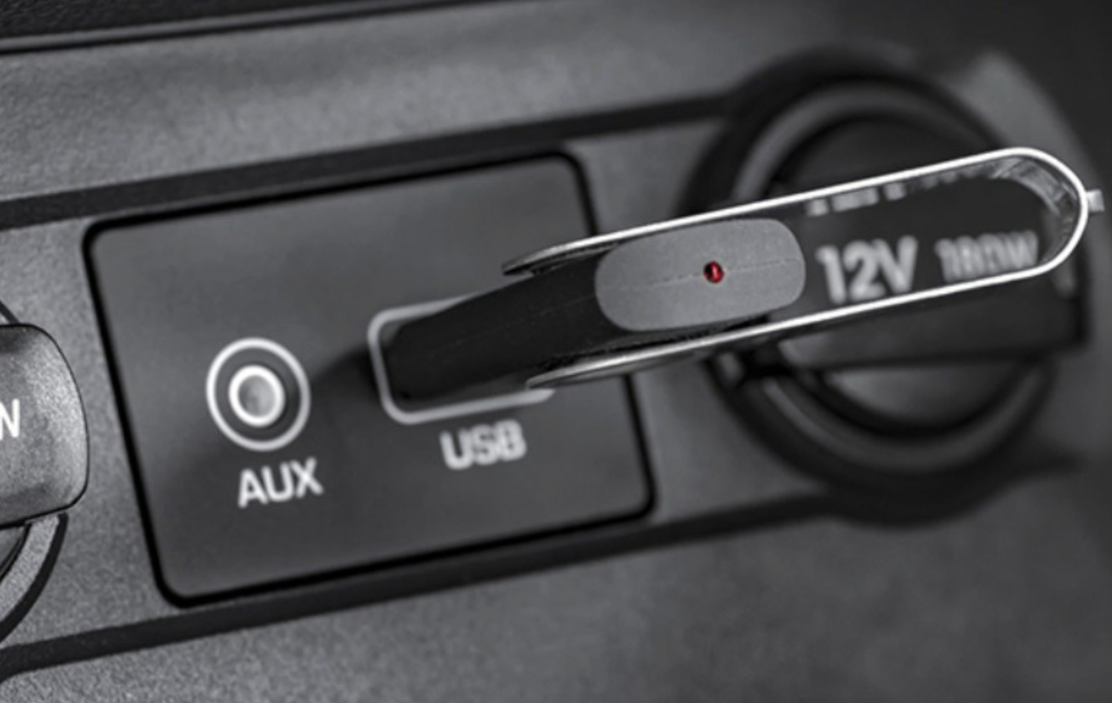 4 thiết bị tuyệt đối không cắm vào cổng USB ô tô: Tưởng tiện nhưng dễ ‘toang’ hệ thống điện