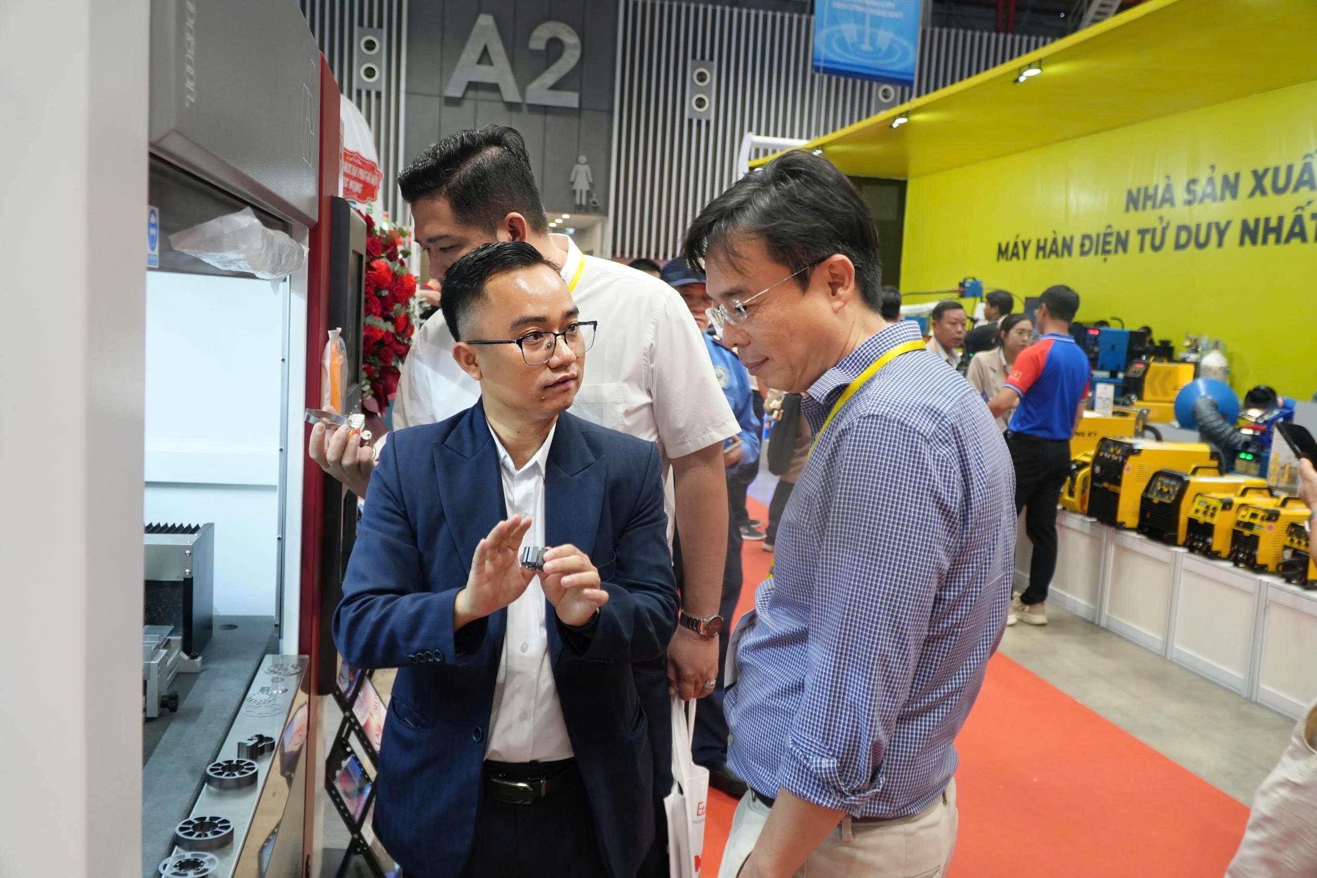 2-ong-tran-anh-thinh-giam-doc-cong-ty-co-phan-cong-nghe-laser-at-dang-gioi-thieu-san-pham-voi-khach-tham-quan-1764312541.jpg