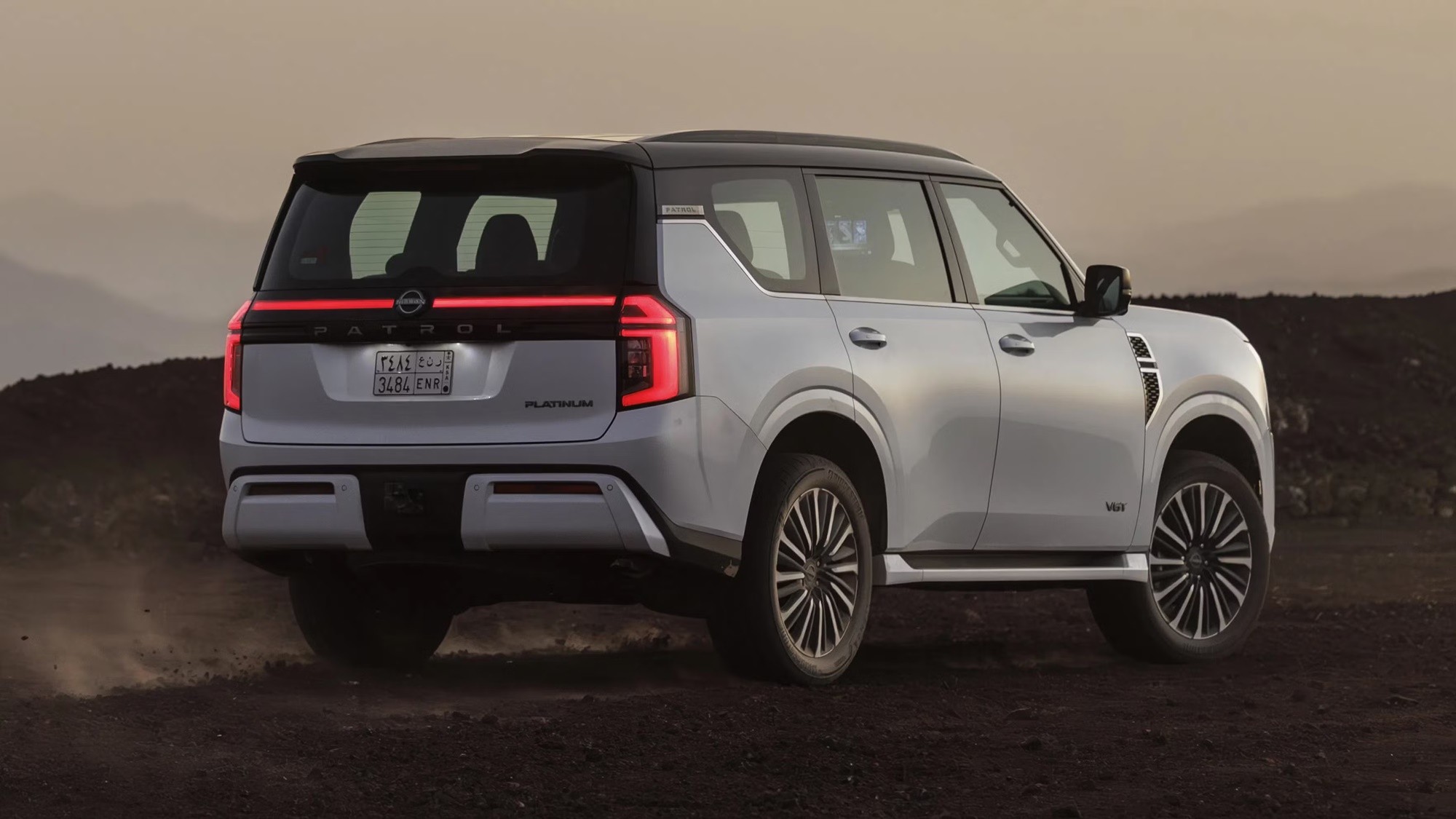 nissan-patrol-ruc-rich-ve-viet-nam-he-lo-kha-nang-co-ca-ban-hybrid-lan-thuan-dien3-1765162066.jpg
