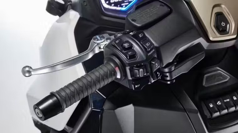 ‘Đè bẹp’ Honda SH, ‘chiến thần xe ga’ mới ra mắt với giá cực hấp dẫn, có đủ màn hình lớn, ABS và TCS ảnh 5