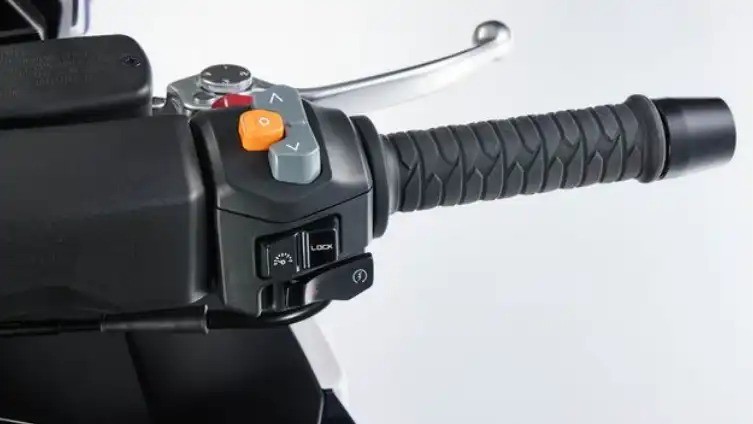 ‘Đè bẹp’ Honda SH, ‘chiến thần xe ga’ mới ra mắt với giá cực hấp dẫn, có đủ màn hình lớn, ABS và TCS ảnh 6