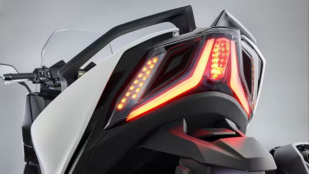 ‘Đè bẹp’ Honda SH, ‘chiến thần xe ga’ mới ra mắt với giá cực hấp dẫn, có đủ màn hình lớn, ABS và TCS ảnh 9