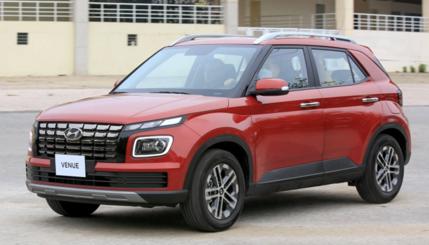1suv-co-a-chay-dua-ha-gia-cuoi-nam-hyundai-venue-suzuki-fronx-cham-day-gia-duoi-500-trieu-1765791675.png