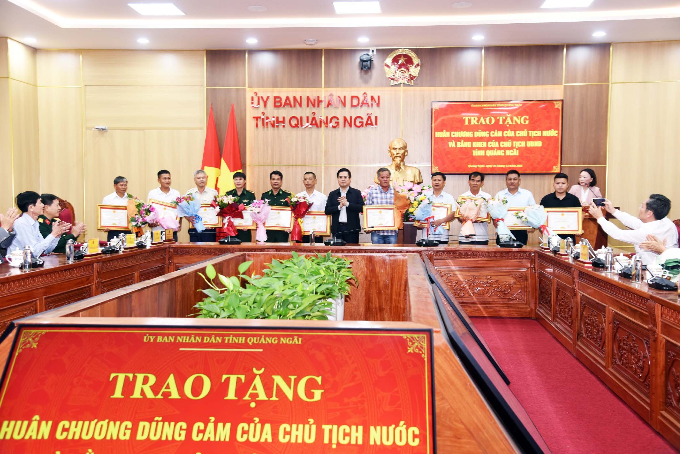 3-ong-nguyen-hoang-giang-chu-tich-ubnd-tinh-quang-ngai-trao-bang-khen-cho-cac-tap-the-ca-nhan-1765800181.jpg