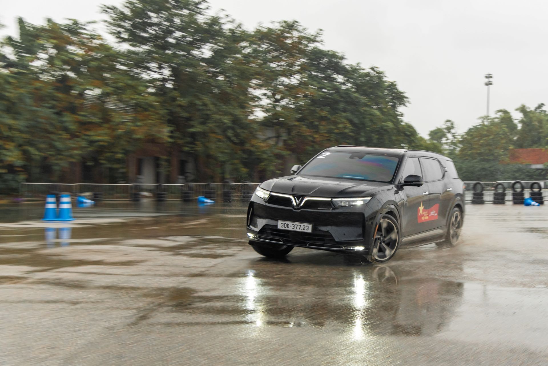 Người dùng Hà Nội ‘choáng’ với khả năng vận hành và tiện nghi của VinFast VF 9 ảnh 2