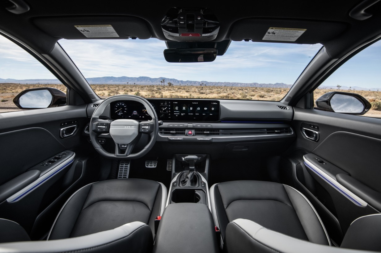 3kia-k4-hatchback-2026-ra-mat-ngoai-hinh-the-thao-may-tang-ap-190-ma-luc-nhieu-cong-nghe-moi-1766132140.jpg