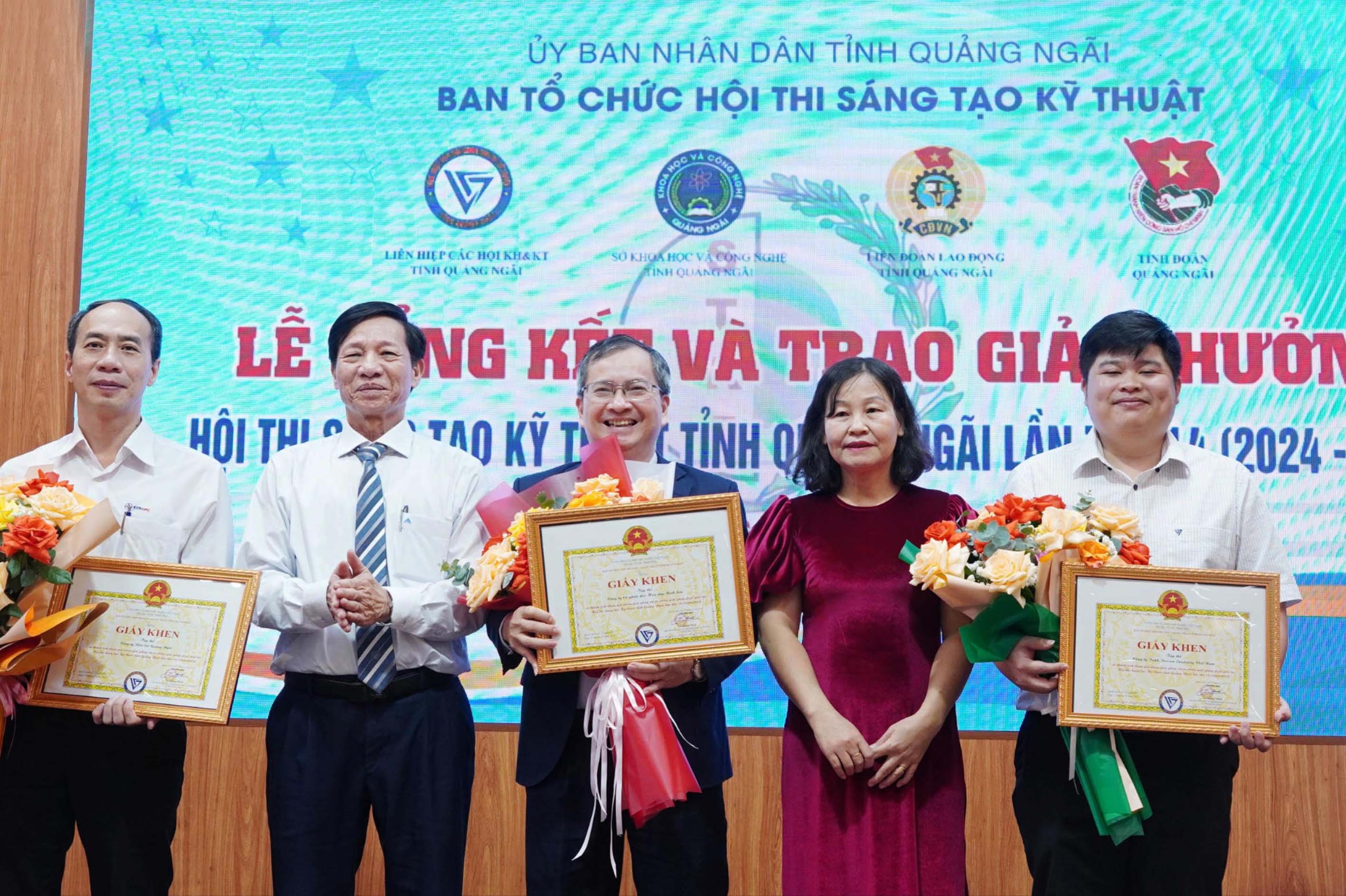 7-ban-to-chuc-hoi-thi-sang-tao-ky-thuat-tinh-quang-ngai-lan-thu-14-2024-2025-tang-giay-khen-cho-cac-don-vi-co-thanh-tich-trong-cong-tac-to-chuc-hoi-thi-1766462234.jpg