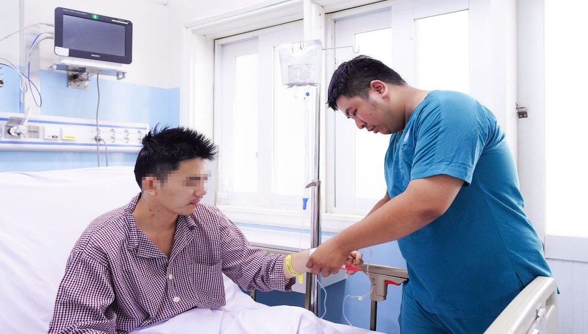 Cứu sống người đàn ông 32 tuổi đang chơi cầu lông bất ngờ ngừng tim