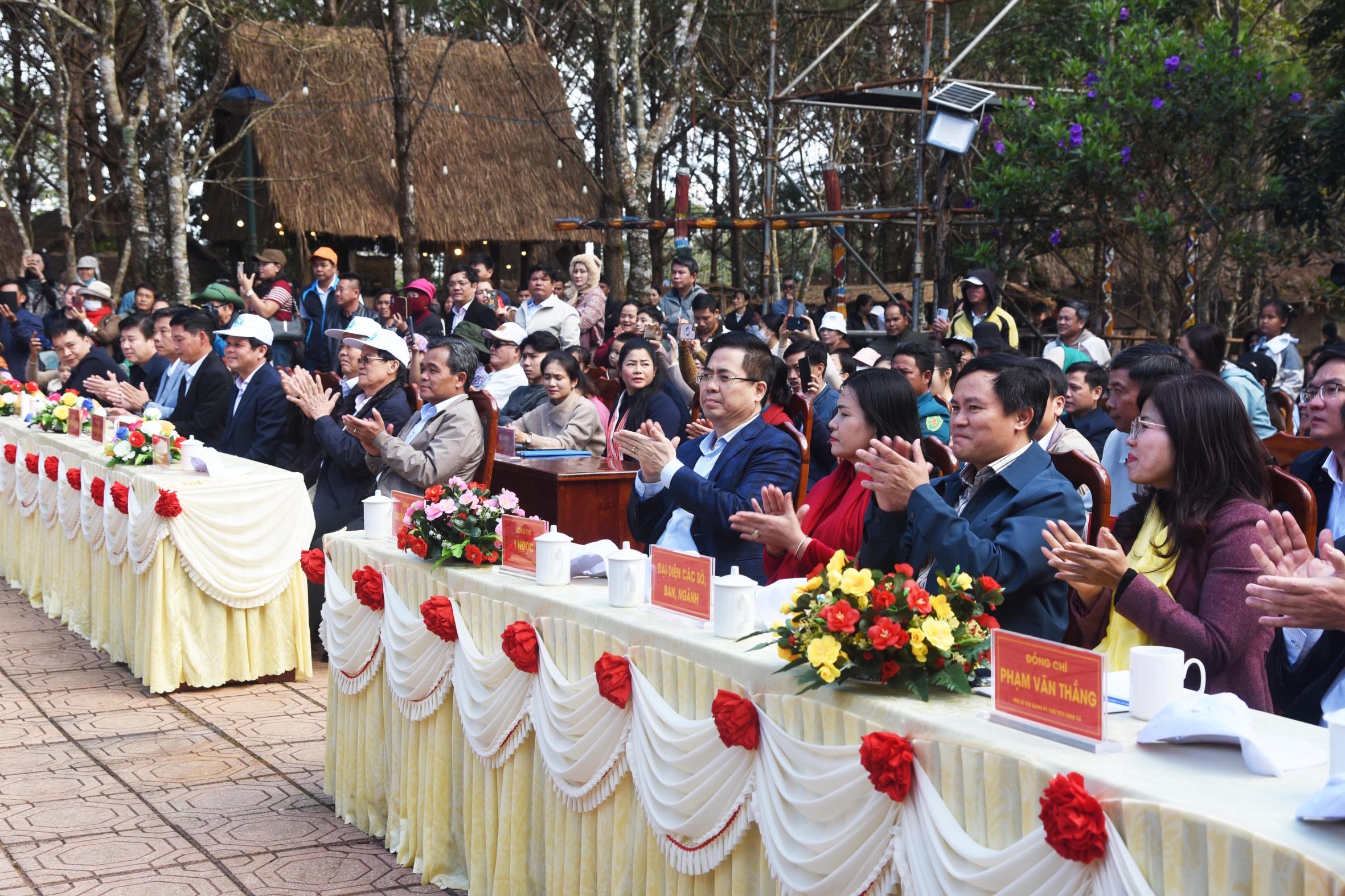 2-cac-dai-bieu-lanh-dao-tinh-xa-mang-den-va-du-khach-tham-du-khai-mac-phien-cho-nong-san-va-duoc-lieu-mang-den-2026-1767495087.jpg