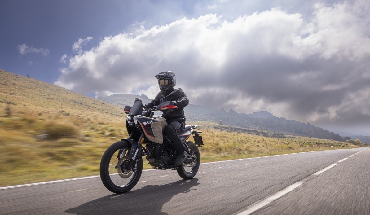 Chính thức ra mắt ‘vua côn tay’ mới có ABS 2 kênh ăn đứt cả Yamaha Exciter và Honda Winner R, giá rẻ ảnh 1