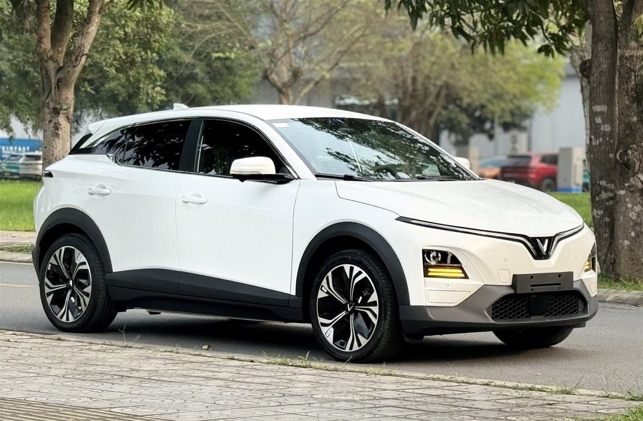 Nghịch lý giá xe 2025: Toyota giảm sâu vẫn 'đắt', VinFast thắng thế nhờ giá lăn bánh và công nghệ ảnh 2