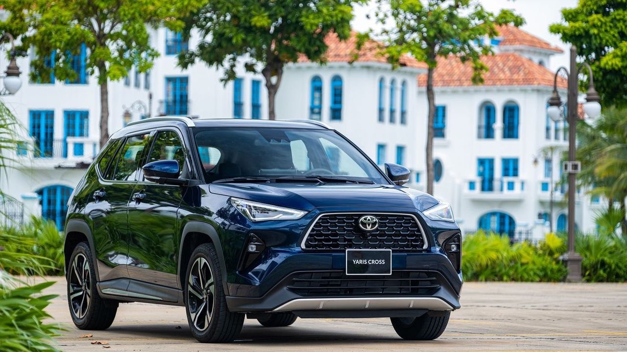 Nghịch lý giá xe 2025: Toyota giảm sâu vẫn 'đắt', VinFast thắng thế nhờ giá lăn bánh và công nghệ ảnh 3