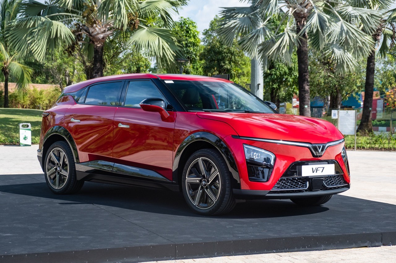 Nghịch lý giá xe 2025: Toyota giảm sâu vẫn 'đắt', VinFast thắng thế nhờ giá lăn bánh và công nghệ ảnh 4