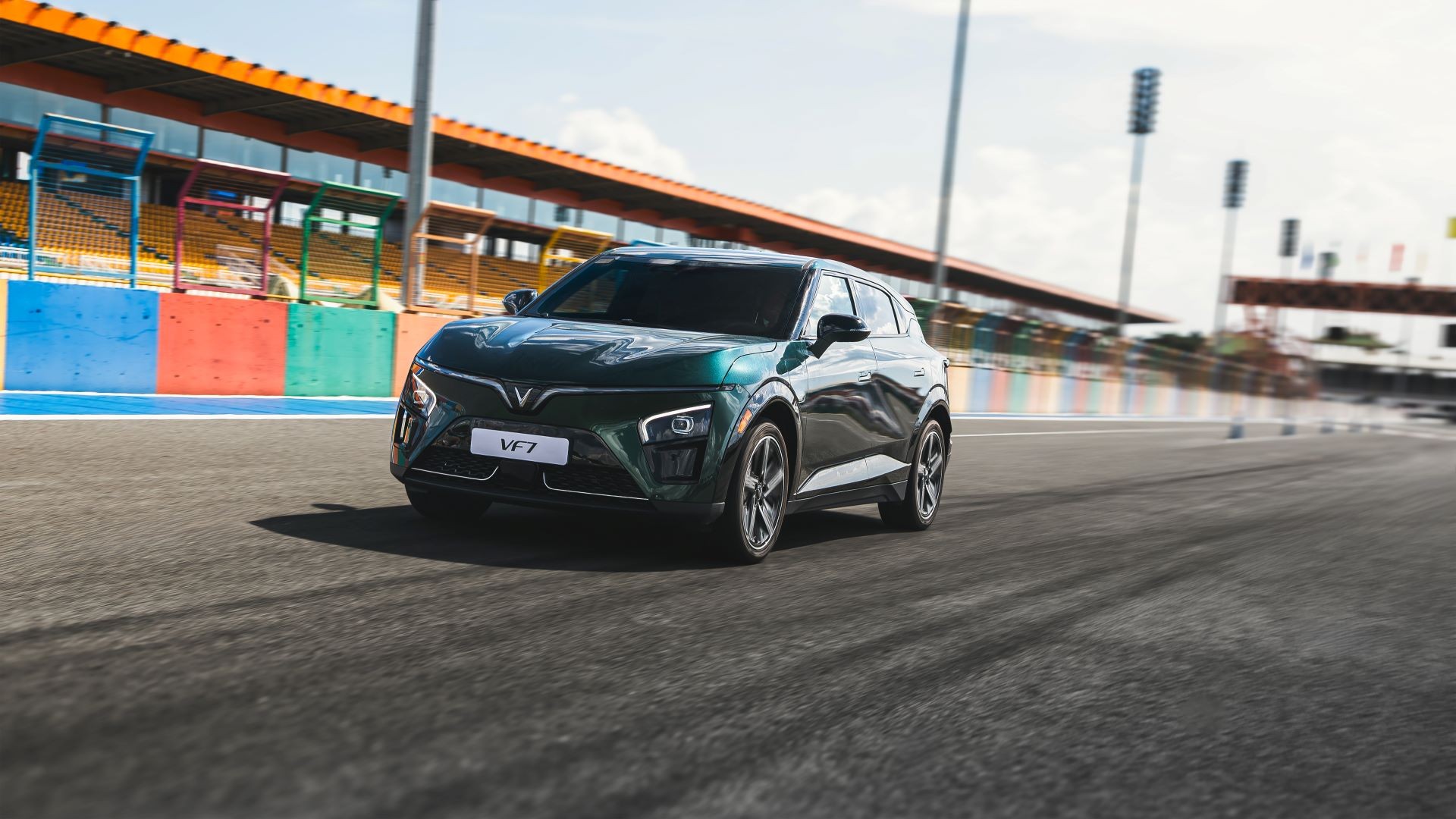 Mua xe 0 đồng với lãi suất cố định, VinFast VF 7 tăng sức nóng trong phân khúc C-SUV ảnh 1