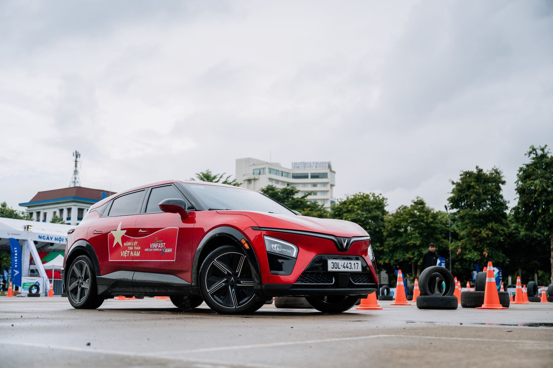 Người dùng Việt xóa nỗi lo xăng tăng giá, khan hàng nhờ sở hữu VinFast VF 7 ảnh 1