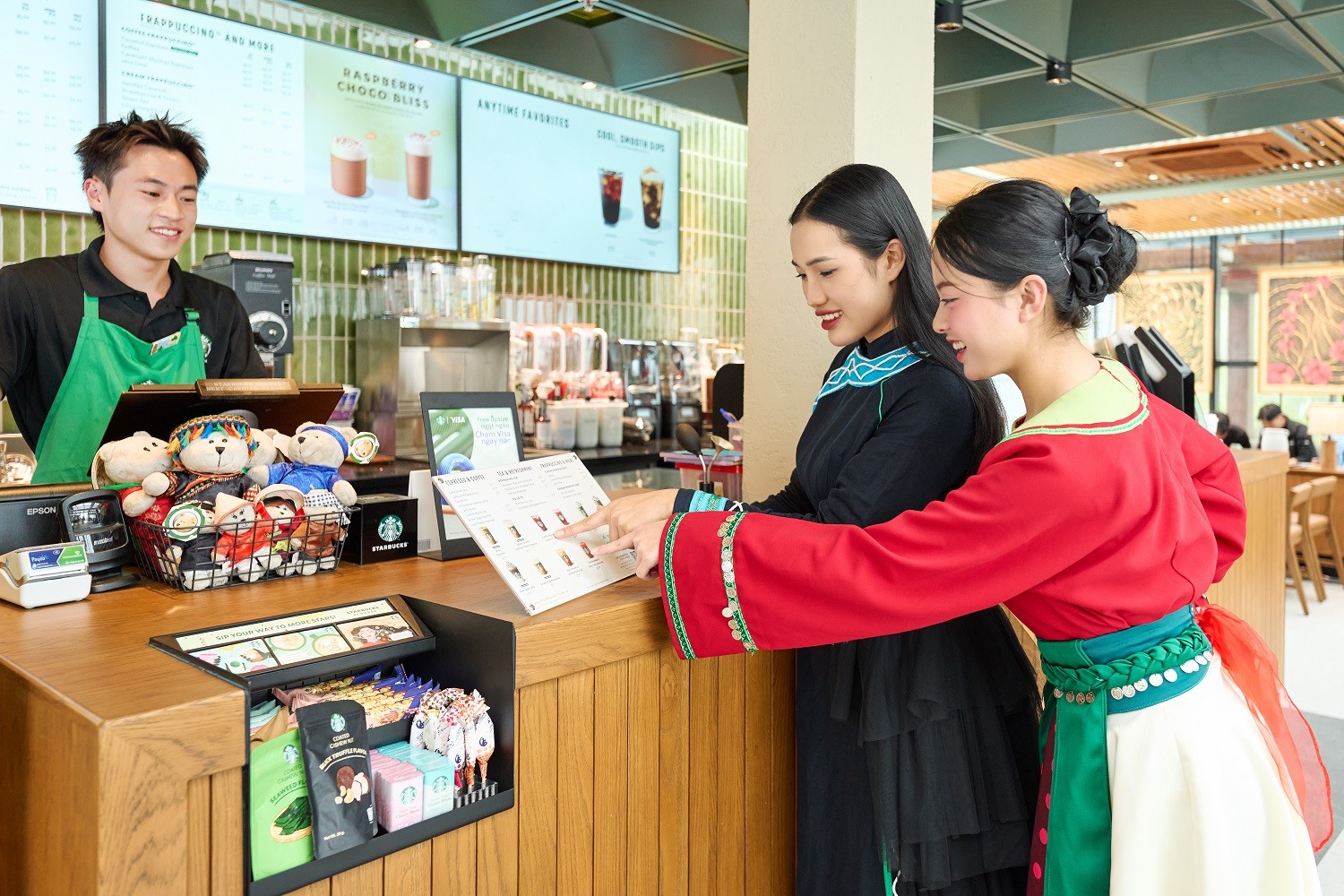 khach-hang-starbucks-fansipan-1773538842.jpg