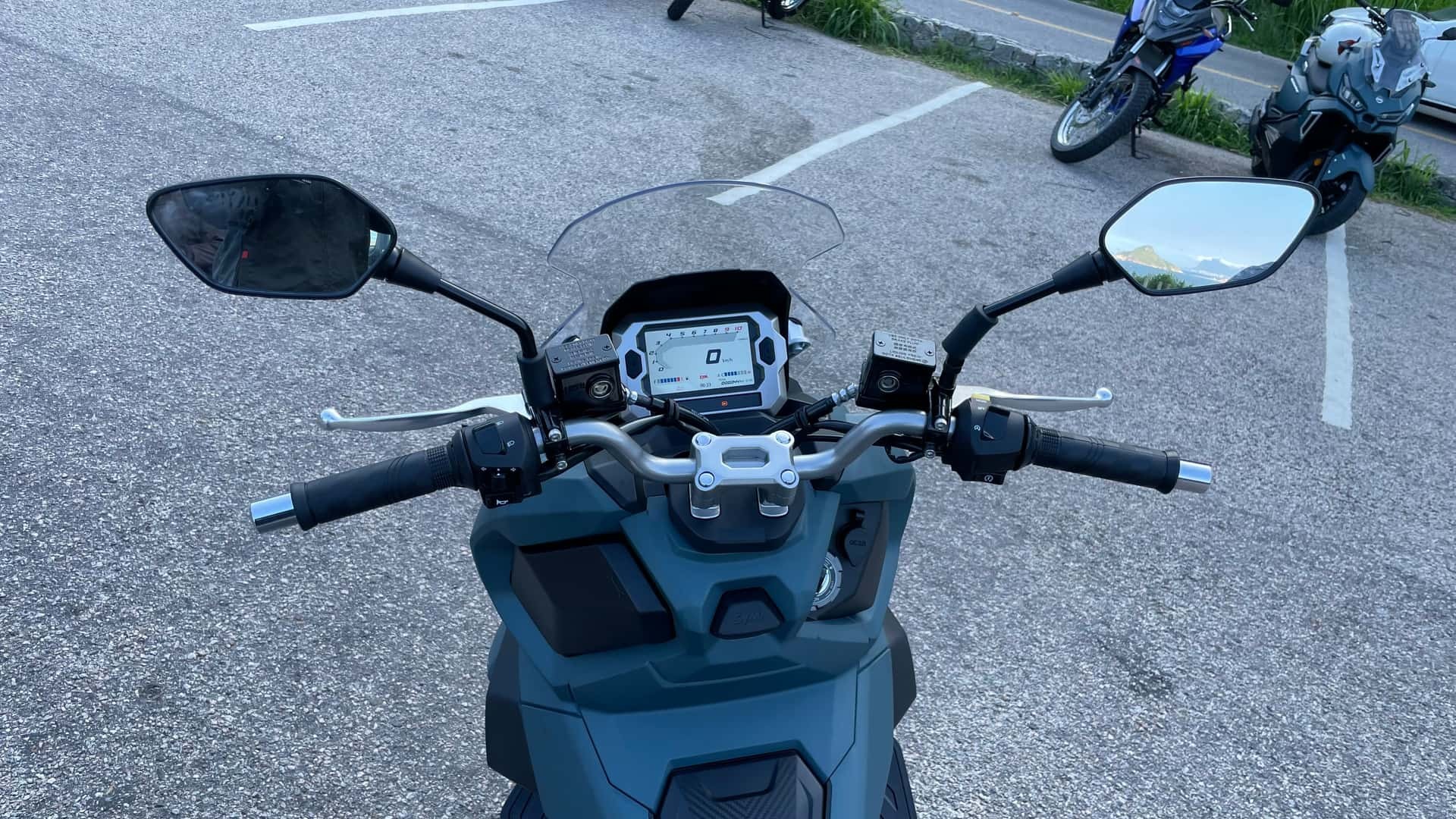 ‘Kỳ phùng địch thủ’ của Honda ADV 160 chính thức ra mắt với giá cạnh tranh, có ABS và TCS như SH ảnh 5