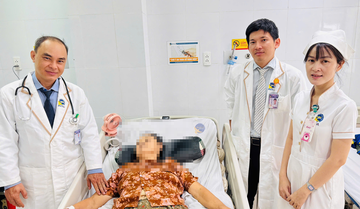 phau-thuat-noi-soi-cuu-benh-nhan-da-chan-thuong-tran-mau-mang-phoi-hai-ben-1774176548.png