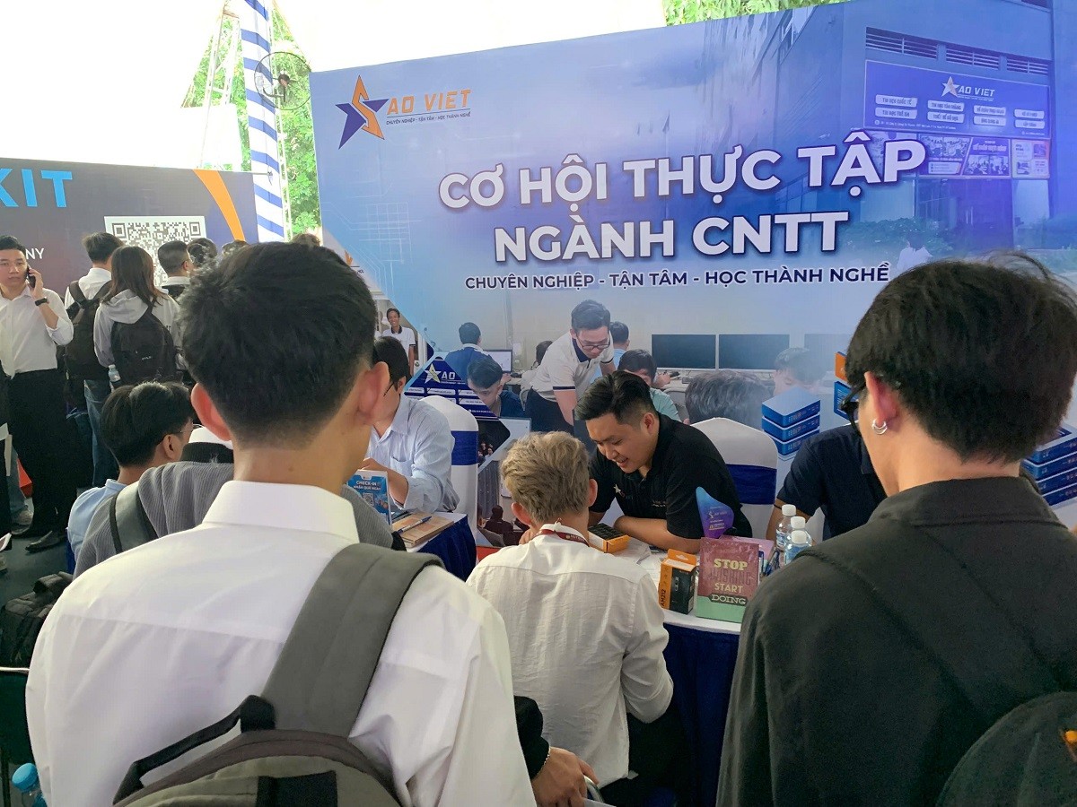 sinh-vien-it-tim-co-hoi-nghe-nghiep-giua-lan-song-ai-1-1775206480.jpg