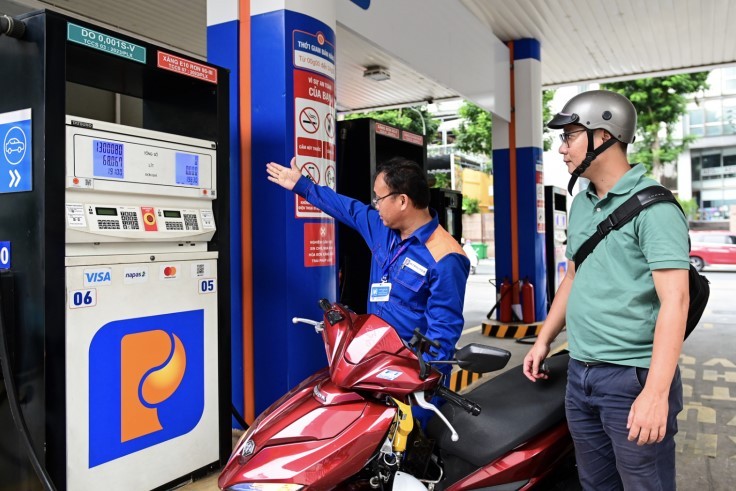 Giá xăng dầu cập nhật chiều nay 15/4: Ron 95 ‘rẻ bèo’, Honda Air Blade mới chính thức về đại lý Việt ảnh 1