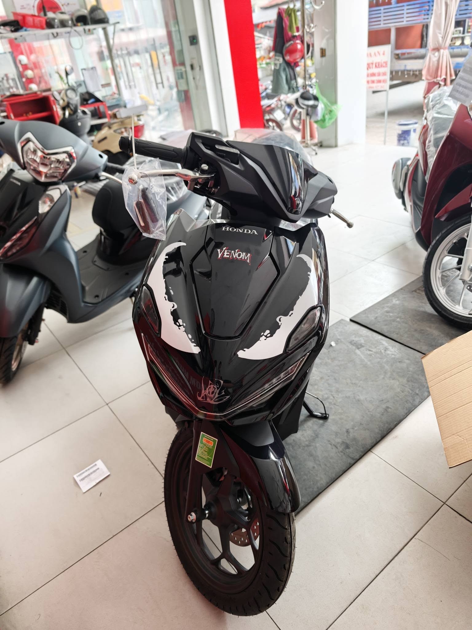 Giá xăng dầu cập nhật chiều nay 15/4: Ron 95 ‘rẻ bèo’, Honda Air Blade mới chính thức về đại lý Việt ảnh 2