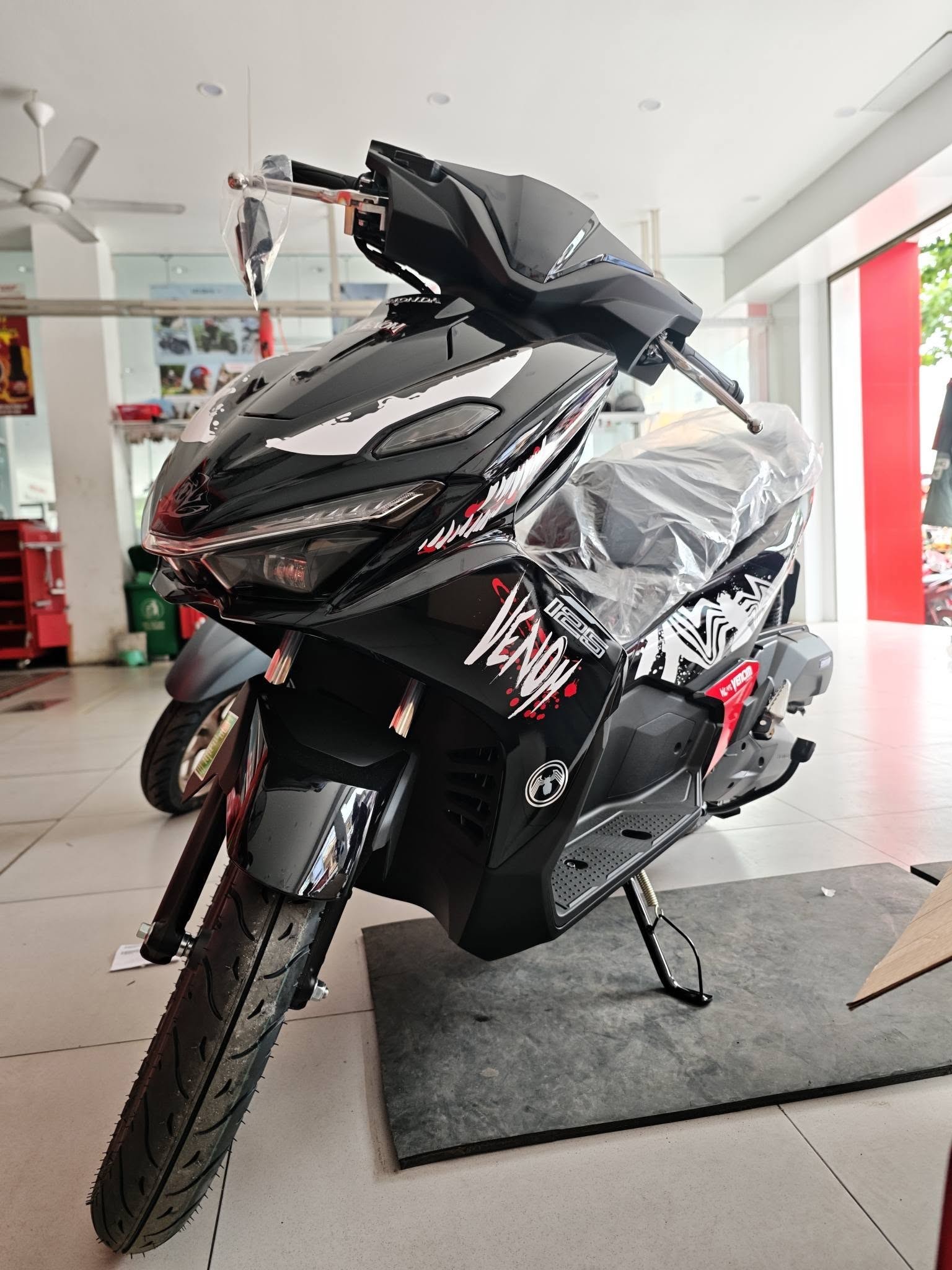 Giá xăng dầu cập nhật chiều nay 15/4: Ron 95 ‘rẻ bèo’, Honda Air Blade mới chính thức về đại lý Việt ảnh 4