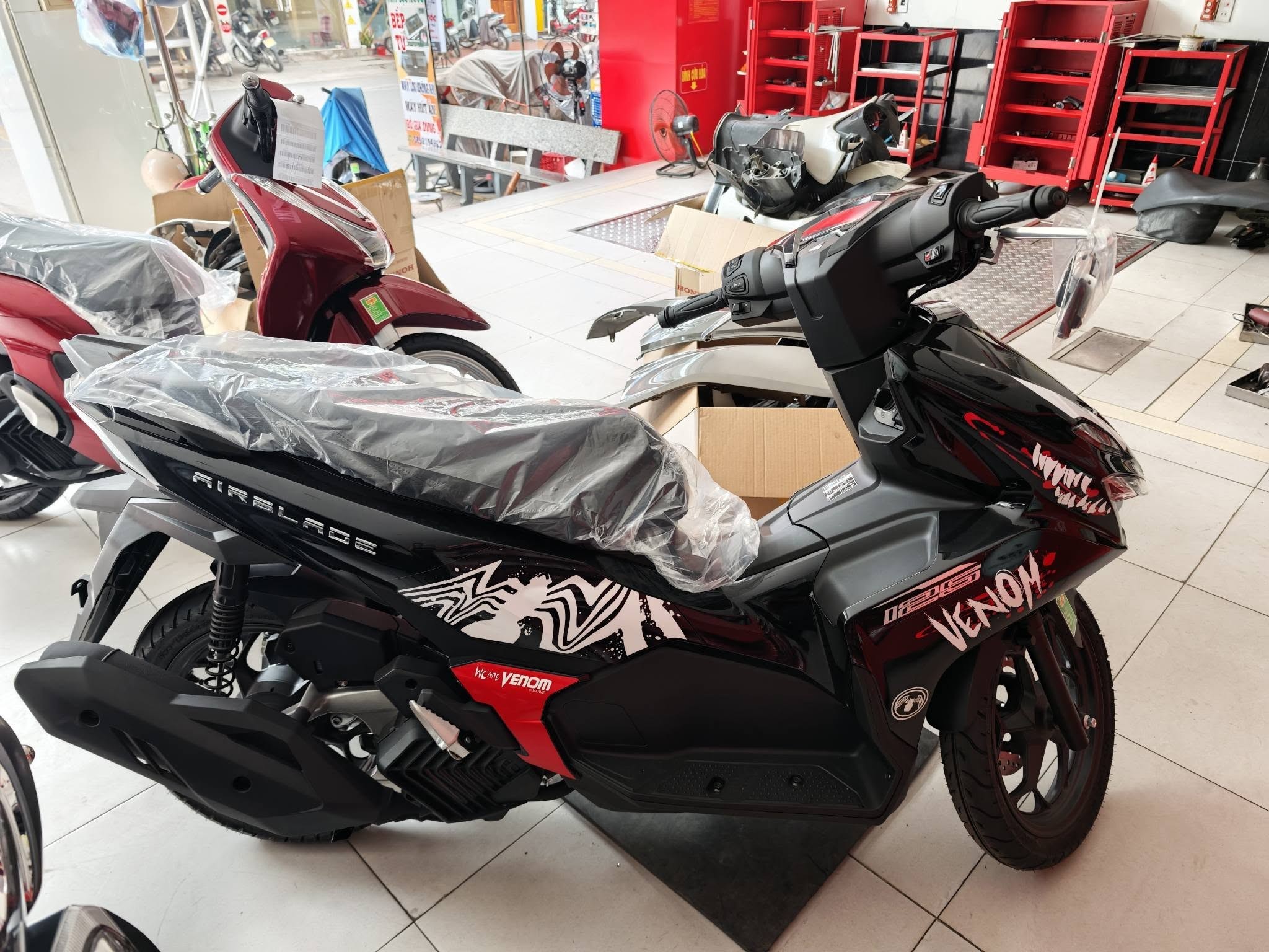 Giá xăng dầu cập nhật chiều nay 15/4: Ron 95 ‘rẻ bèo’, Honda Air Blade mới chính thức về đại lý Việt ảnh 5