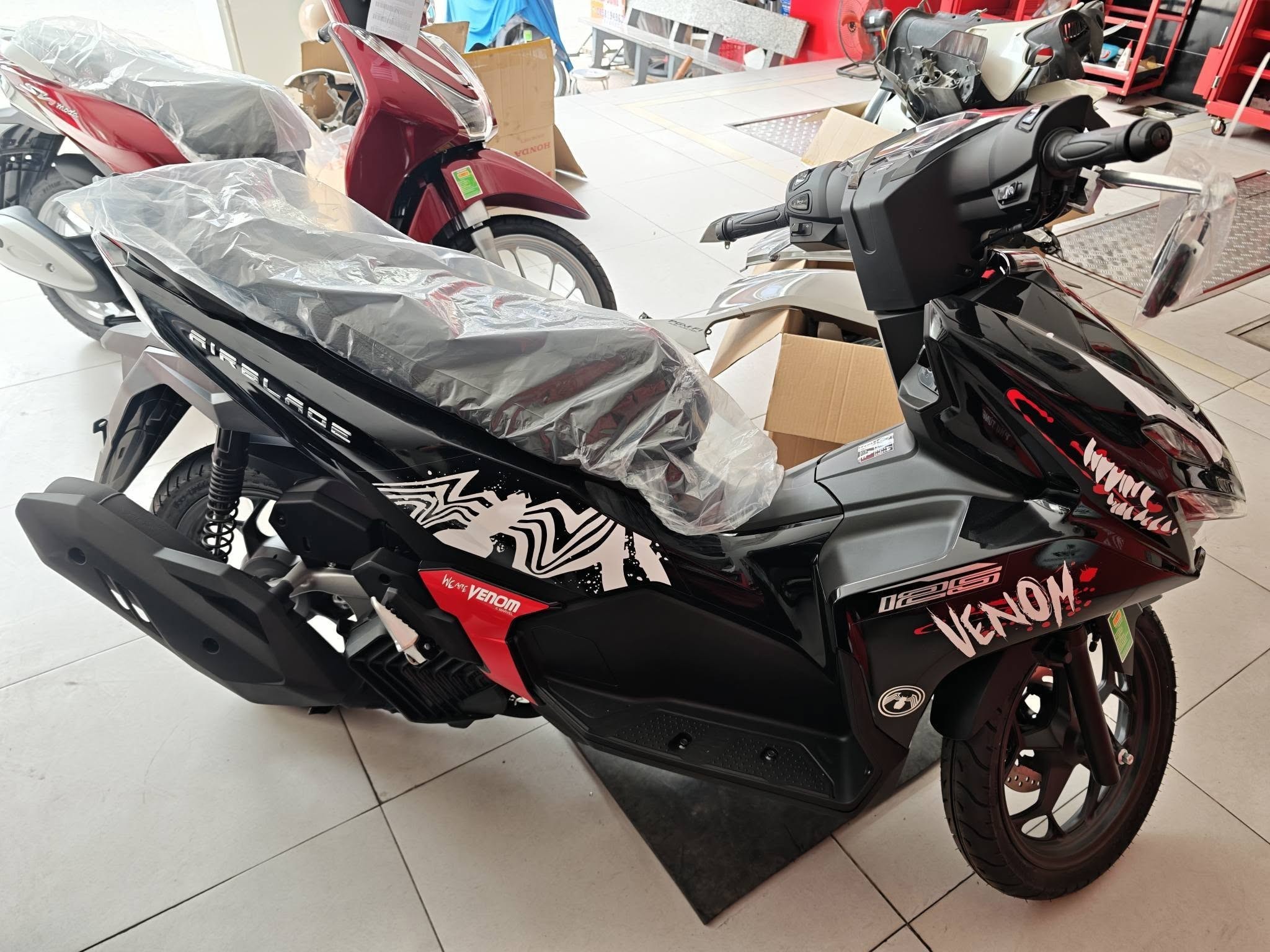 Tin xe hot 15/4: Giá xăng dầu hôm nay vừa giảm, Honda Air Blade phiên bản mới đã cập bến đại lý Việt ảnh 1