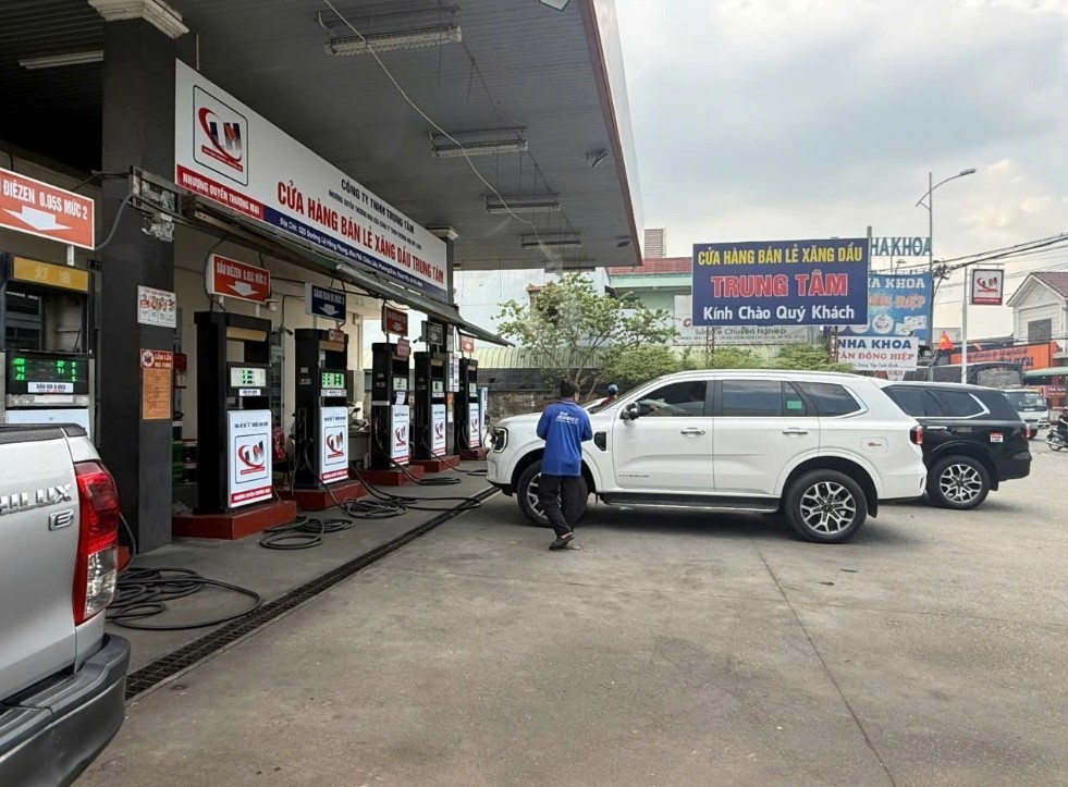 Giá xăng dầu mới nhất chiều 16/4: Ron 92 và Ron 95 cùng tăng, tài xế chốt Limo Green để tiết kiệm ảnh 3