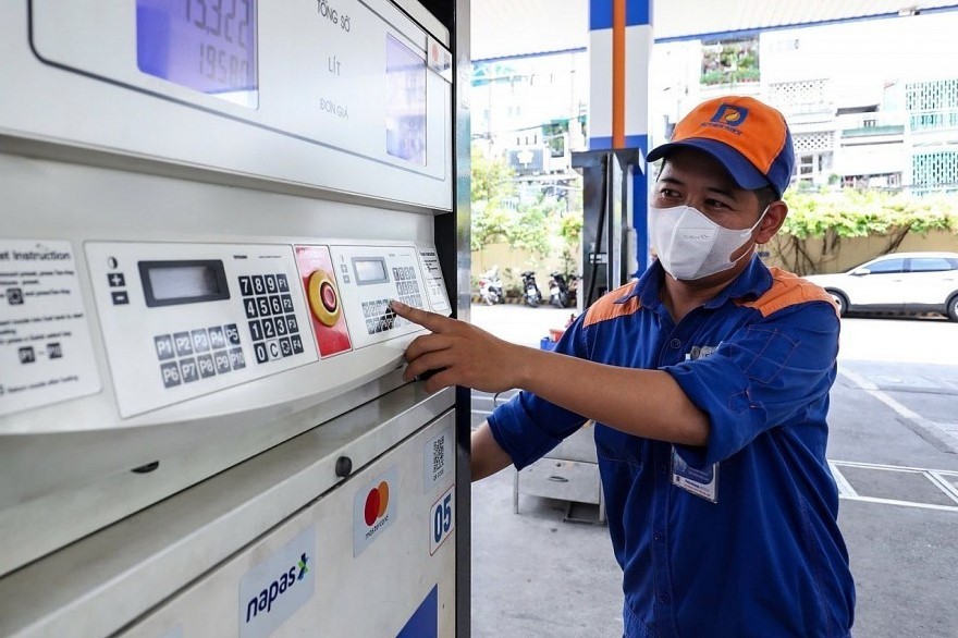 Tin giá xăng dầu ‘hot’ tối 18/4: Đồng loạt về mốc 'rẻ như bèo', giá lăn bánh VinFast VF 3 bao nhiêu? ảnh 1