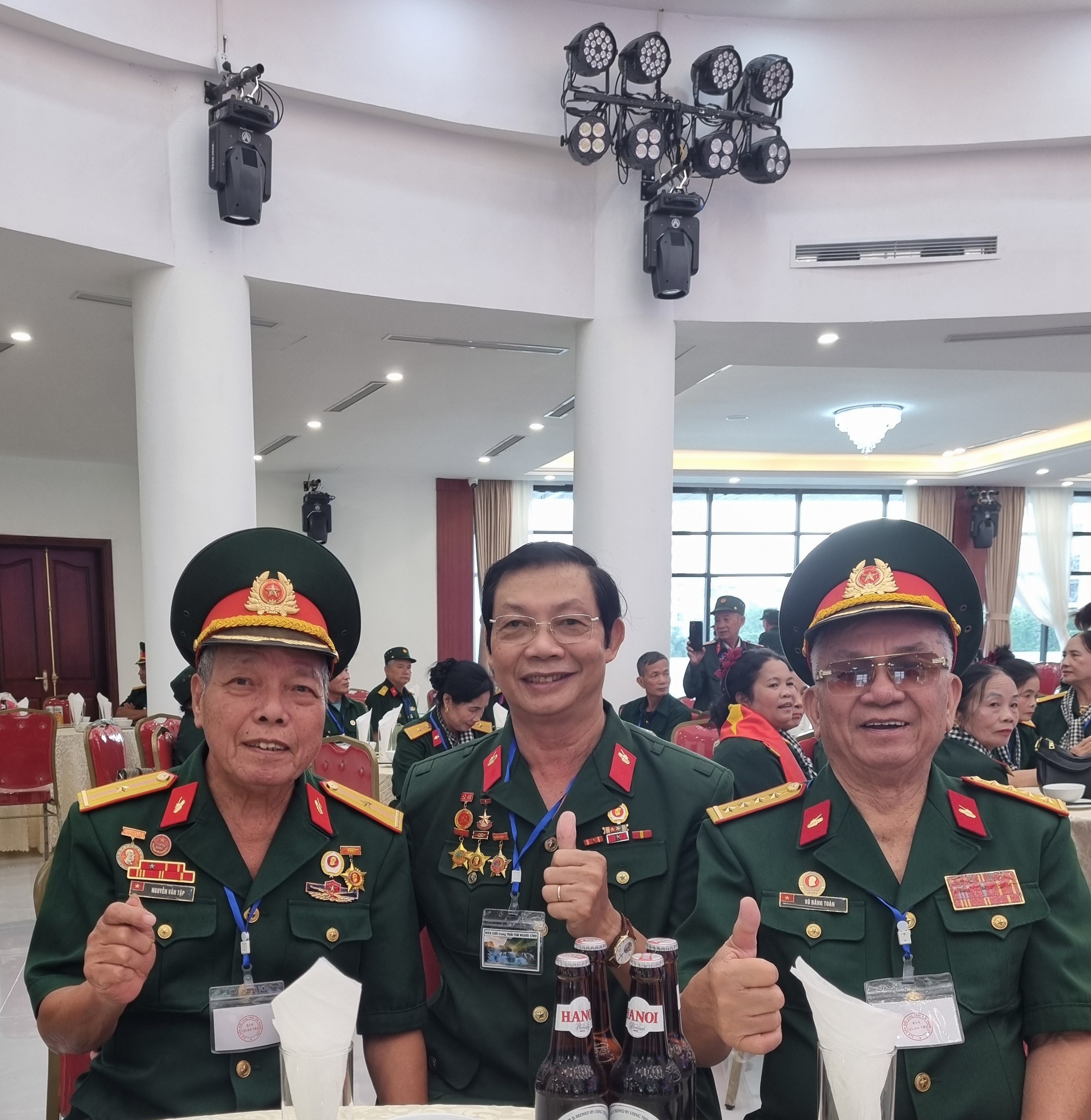 tac-gia-chup-hinh-luu-niem-voi-chinh-tri-vien-vu-dang-toan-bia-phai-va-lai-xe-tang-390-nguyen-van-tap-hai-con-nguoi-cua-lich-su-1776735322.jpg