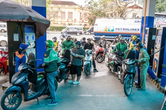 Tin nóng giá xăng dầu tối 21/4: Xăng RON 92 và RON 95 cùng giảm ‘mất phanh’, ‘vua xe ga’ mới ra mắt ảnh 1