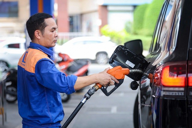 Tin nóng xăng dầu trưa 22/4: Dầu diesel giảm giá cực mạnh, xăng RON 92 và RON 95 ‘bán như biếu’ ảnh 1