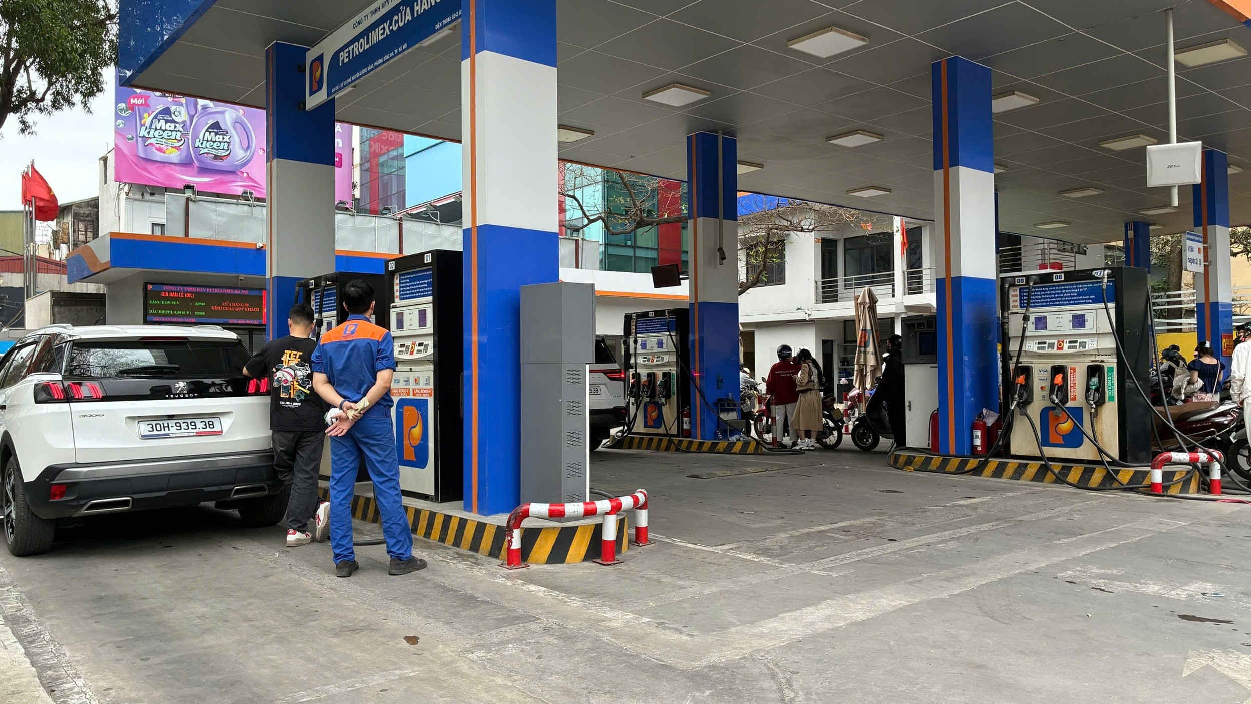 Tin ‘nóng’ giá xăng dầu Petrolimex hôm nay 27/4: xăng RON 92 và RON 95 ‘thủng đáy’, giá ‘đầy bình’ xe ga 150cc và 160cc ảnh 1