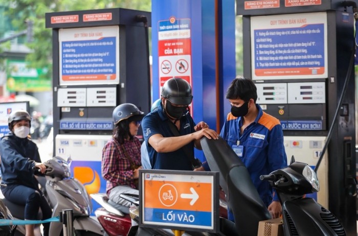 Tin ‘nóng’ giá xăng dầu tối 30/4: Xăng RON 92 và RON 95 duy trì mức rẻ, xe máy không cần xăng mới ra mắt với giá ‘mềm’ ảnh 1