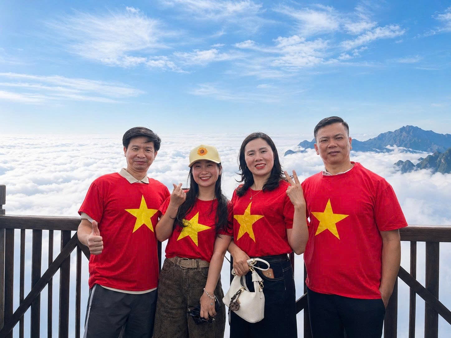 du-khach-viet-tren-dinh-fansipan-1777628365.JPG