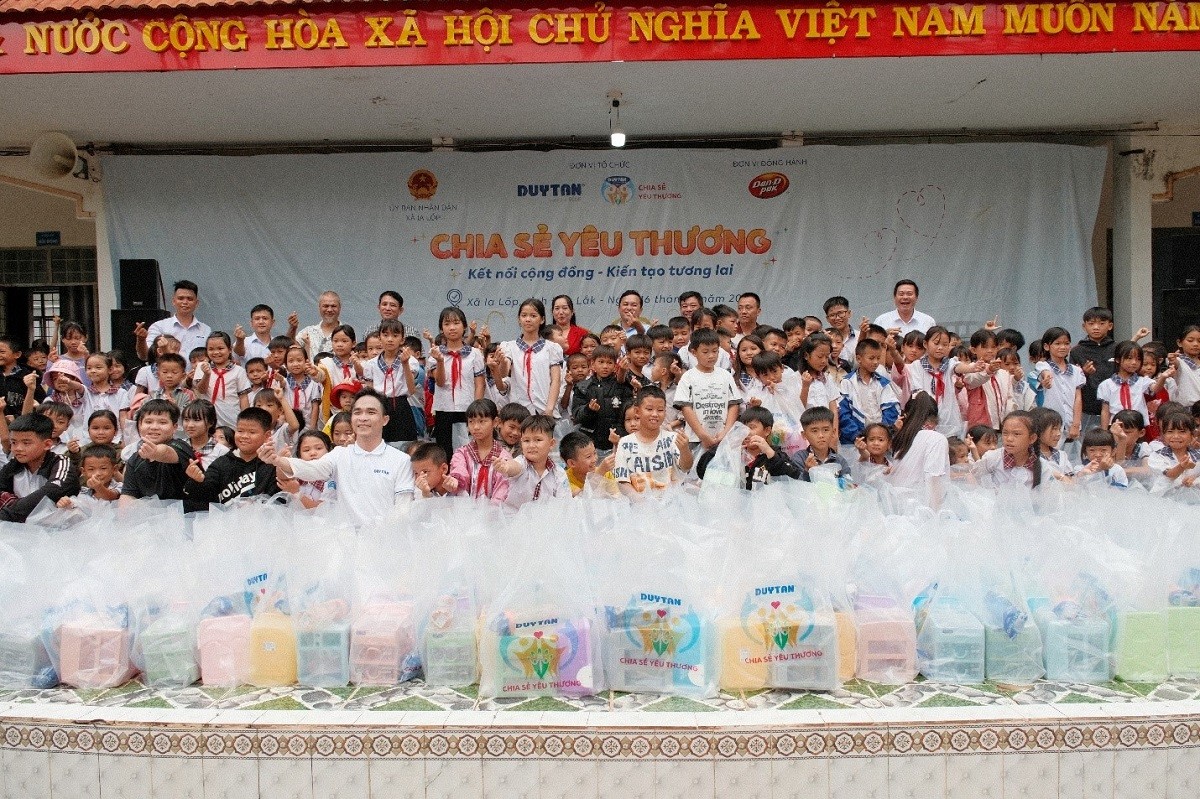260-phan-qua-tiep-suc-hoc-sinh-vung-bien-ia-lop-1779245008.jpg