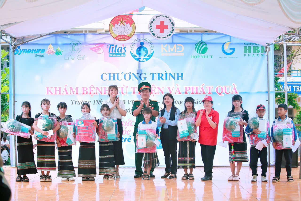 01-kham-benh-tu-thien-va-phat-qua-1779846176.png