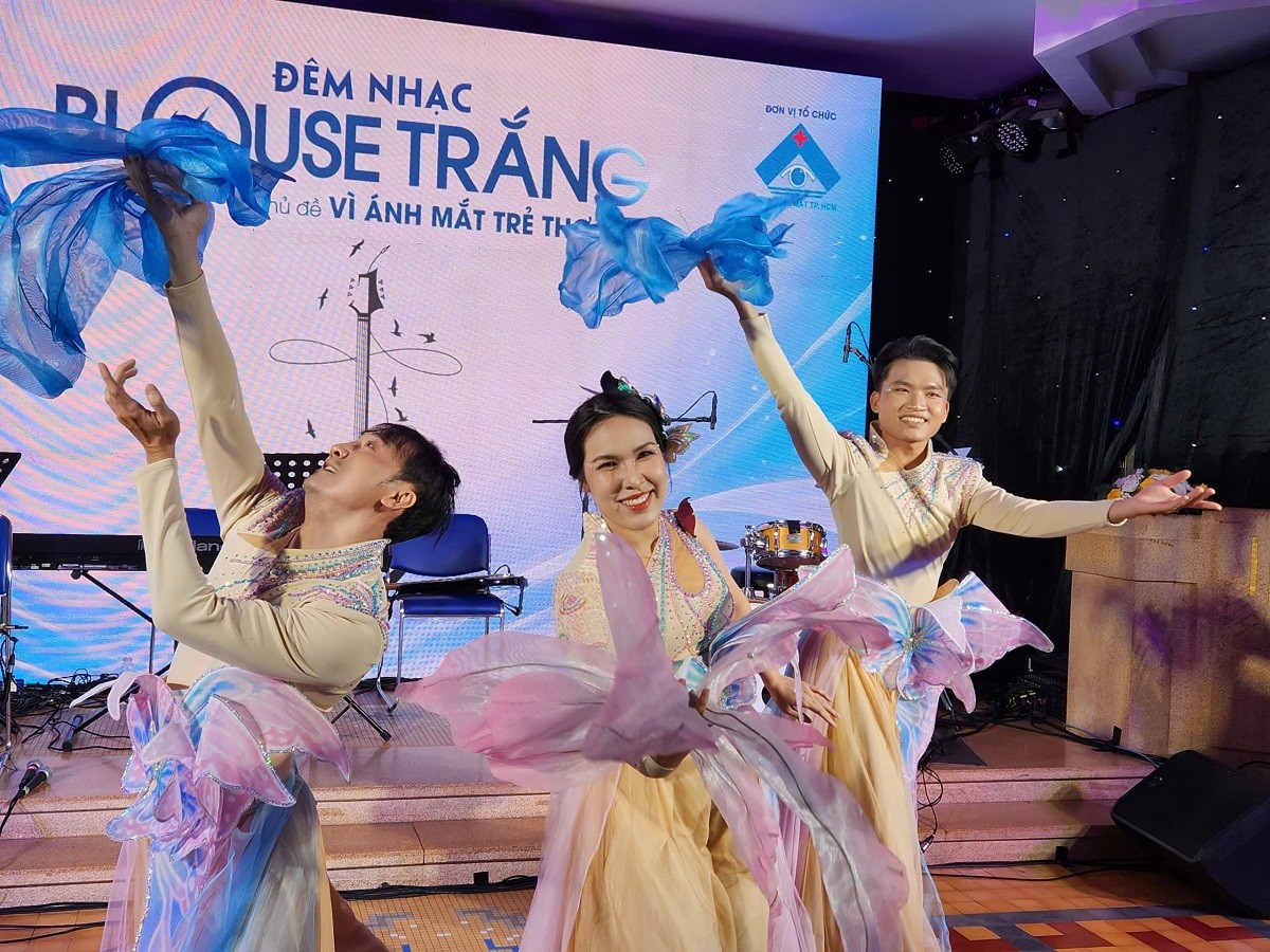 y-bac-si-cat-tieng-hat-chung-tay-mang-anh-sang-den-tre-em-ngheo-1-1781484657.jpg